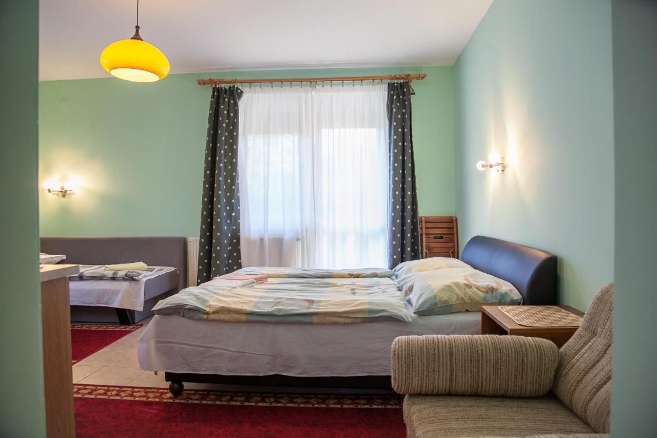 Izabella Panzio Bed & Breakfast Hajduszoboszlo Bagian luar foto