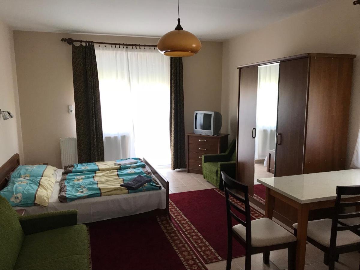 Izabella Panzio Bed & Breakfast Hajduszoboszlo Bagian luar foto