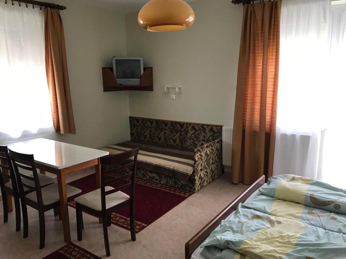 Izabella Panzio Bed & Breakfast Hajduszoboszlo Bagian luar foto