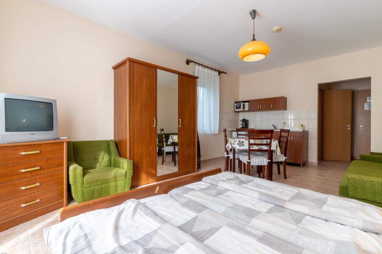 Izabella Panzio Bed & Breakfast Hajduszoboszlo Bagian luar foto
