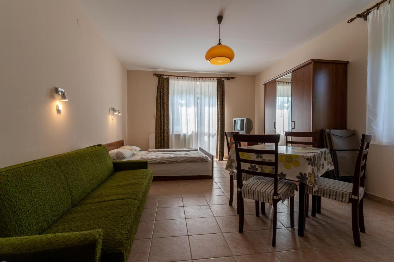 Izabella Panzio Bed & Breakfast Hajduszoboszlo Bagian luar foto