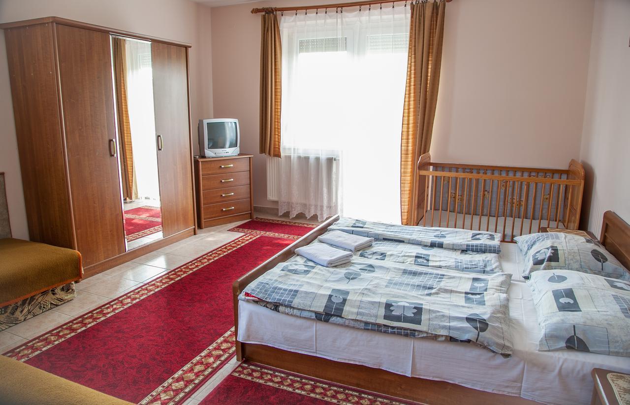 Izabella Panzio Bed & Breakfast Hajduszoboszlo Bagian luar foto