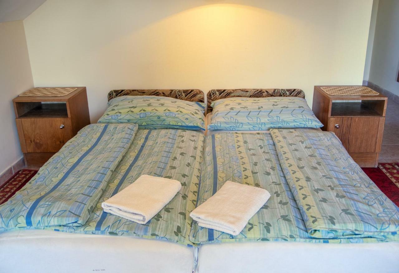 Izabella Panzio Bed & Breakfast Hajduszoboszlo Bagian luar foto